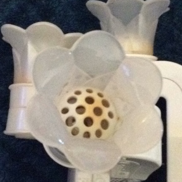 Bath and Body Works Wall Flowers.  Seven Flowers. - Picture 3 of 4